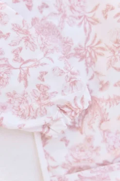 Bavoir à manches toile enduite Imprimé inspiration Toile de Jouy rose