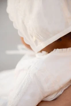 Robe de Baptême Écru détails dentelle et Volants