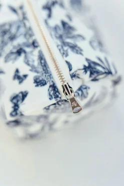 Trousse de toilette toile enduite Imprimé inspiration Toile de Jouy bleu